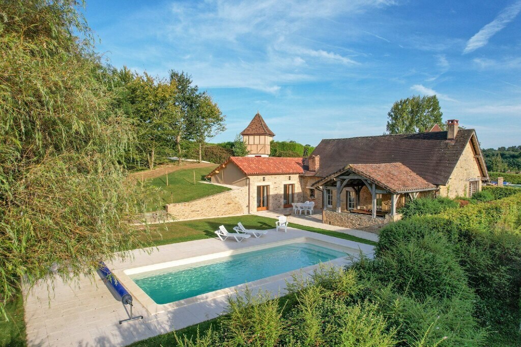 Cosy chalet with swimming pool