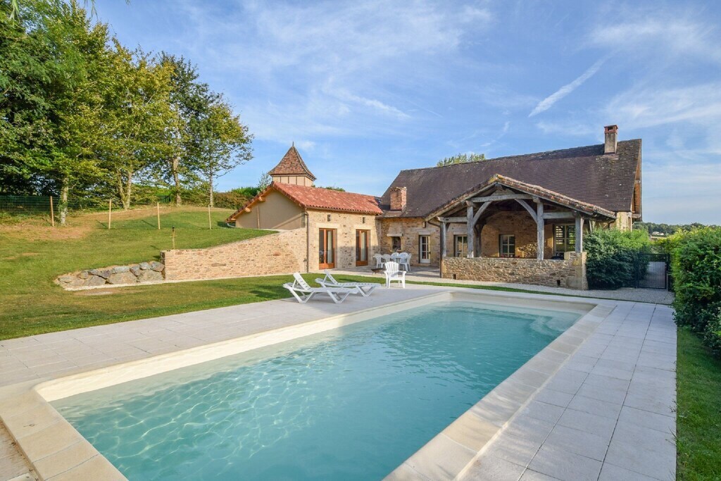 Cosy chalet with swimming pool