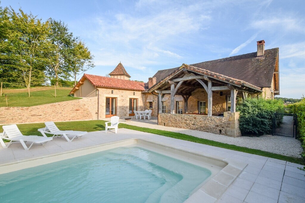 Cosy chalet with swimming pool
