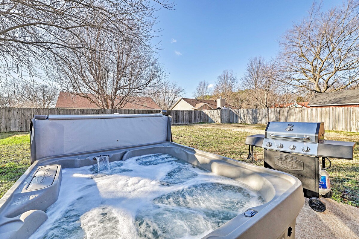 Fayetteville Home w/ Hot Tub ~ 3 Mi to U of A!