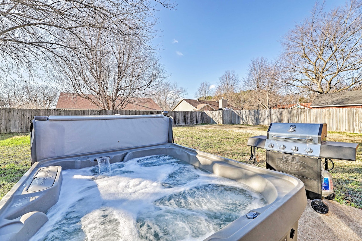 Fayetteville Home w/ Hot Tub ~ 3 Mi to U of A!