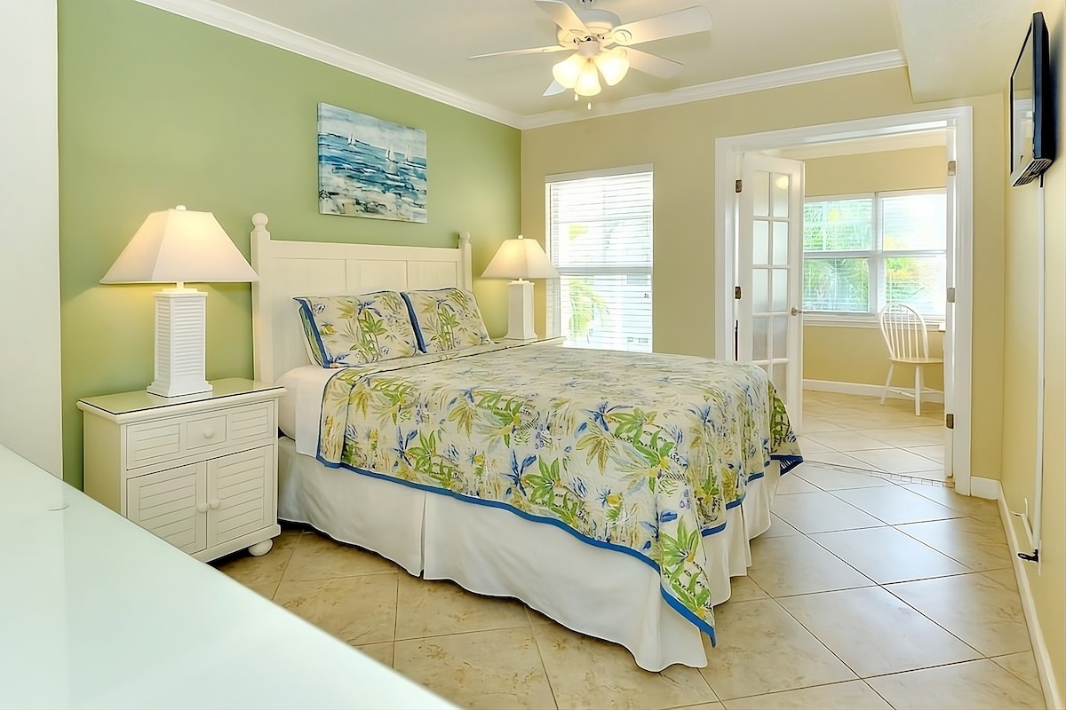 Ultimate Gulf Vacation! 2 Spacious Units, Parking!