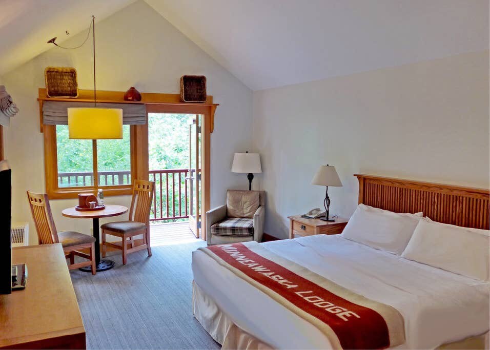 Minnewaska Lodge ， 1张加大双人床悬崖景观和露台
