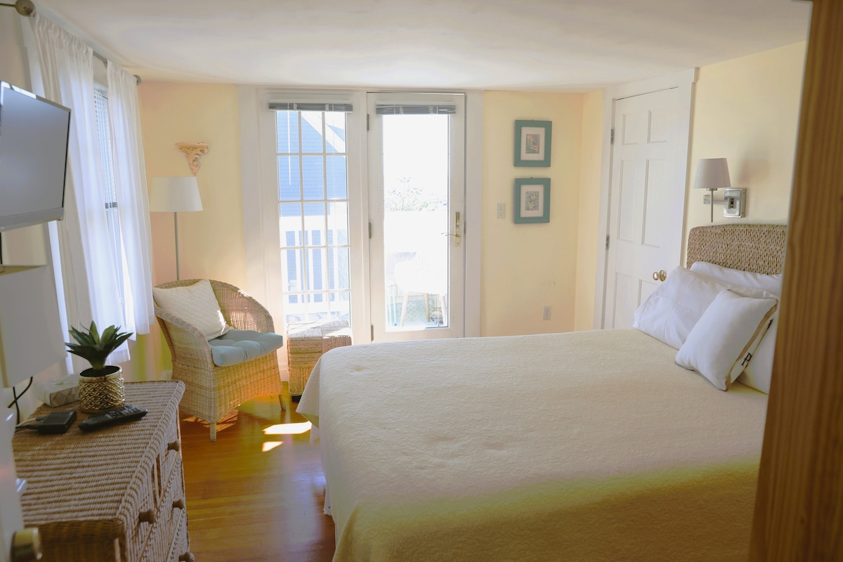 Rm 204-Queen Room with Balcony and Ocean View