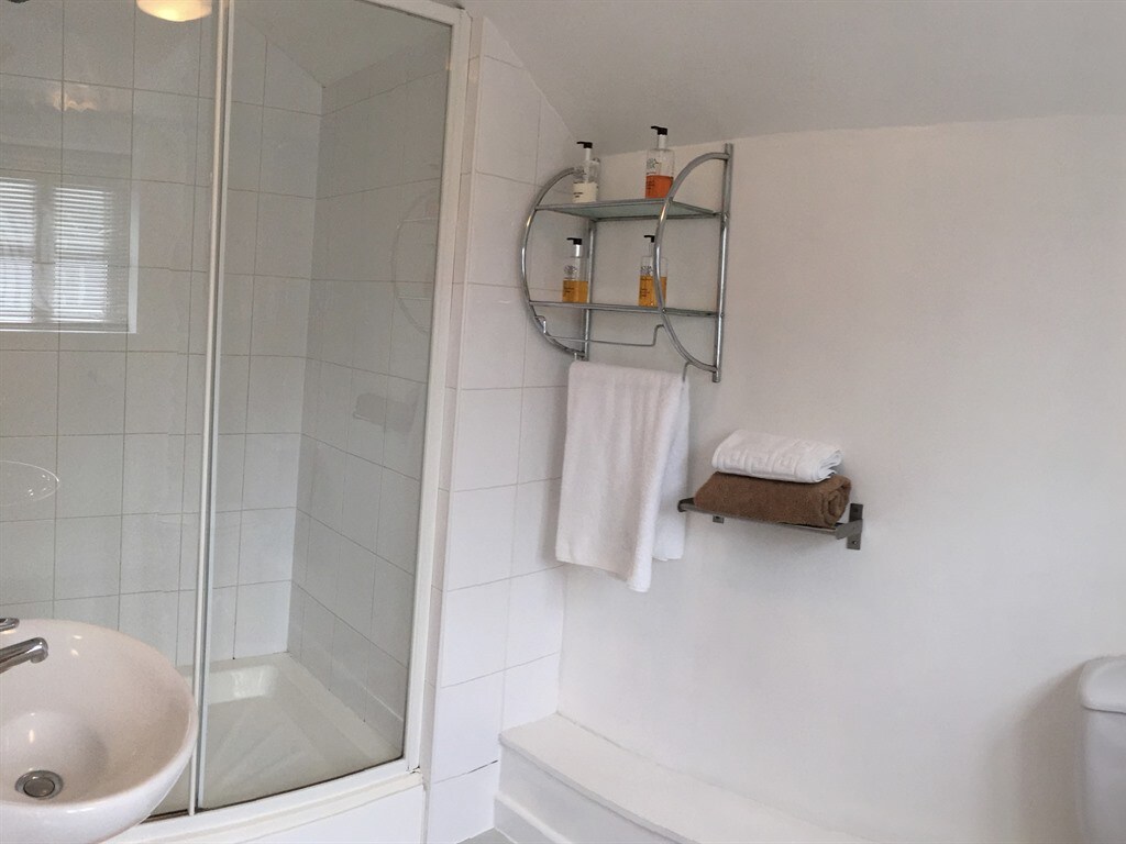 Woodland Lodge带淋浴的双人套房或双床套房