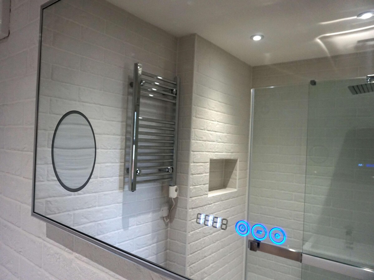 Luxury Double Ensuite with Shower at Chilton House