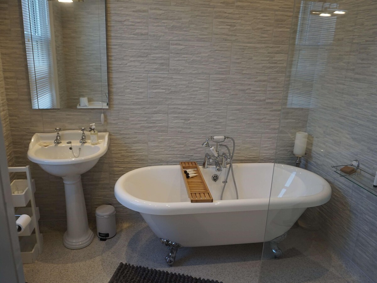 Luxury King Ensuite with Bath at Chilton House B&B