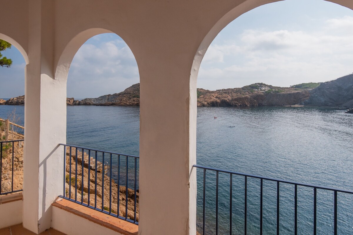 3 bedroom apartment in first sea line in Sa Tuna, Begur (H02)