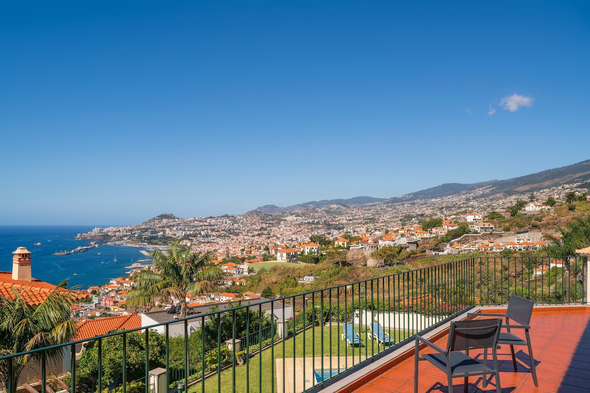 Grand villa, view to Funchal and sea | Vista Sol