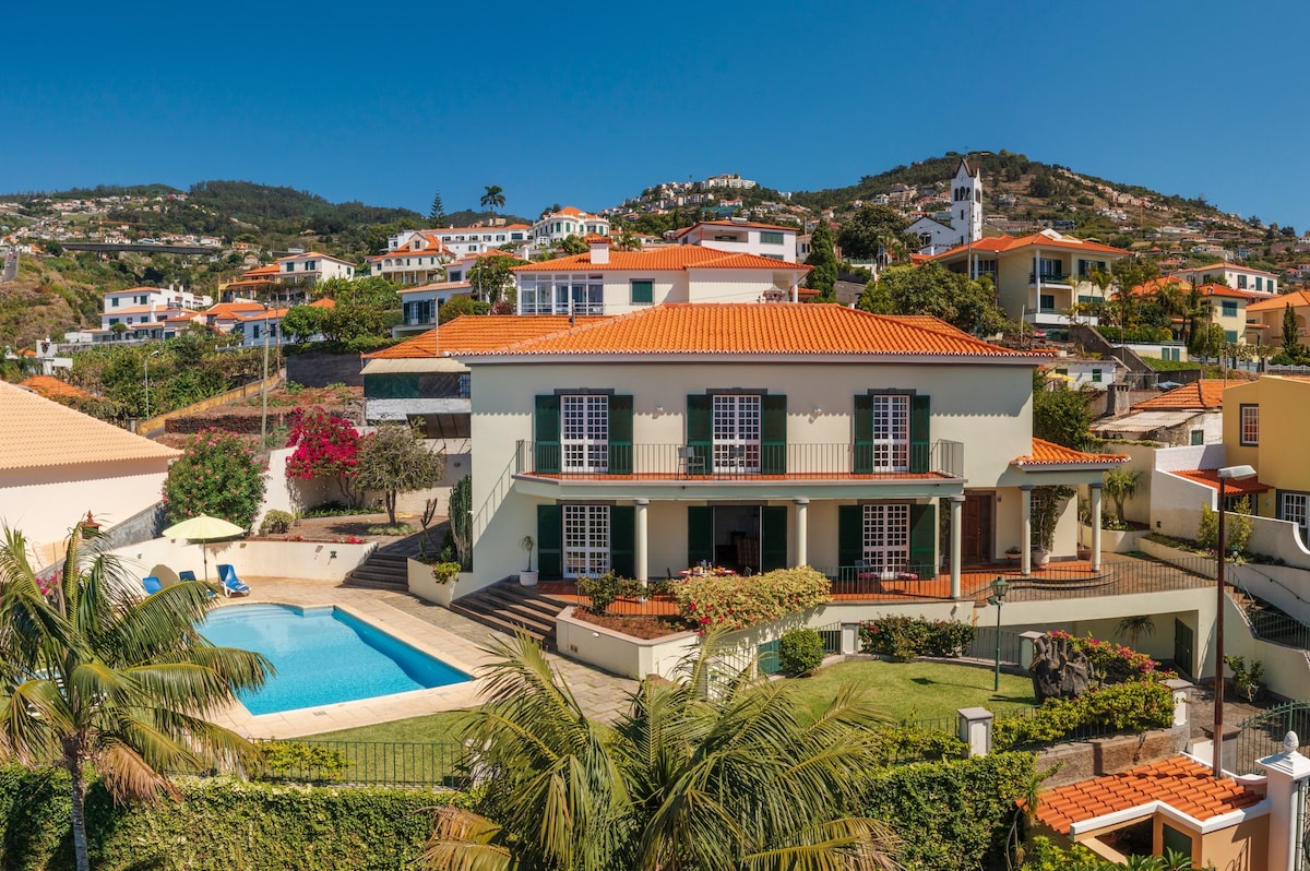 Grand villa, view to Funchal and sea | Vista Sol