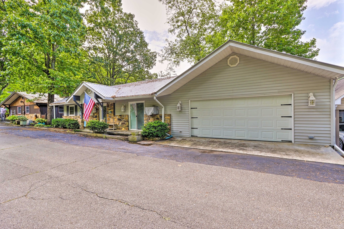 Cozy Lake Santeetlah Cottage with Dock & 3 Kayaks!