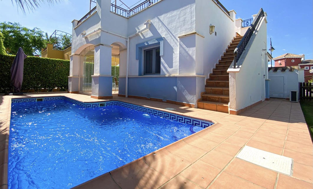 可爱的独立别墅，配备私人泳池（如有需要） ，阳光明媚的花园位于著名的Mar Menor高尔夫度假村CED19