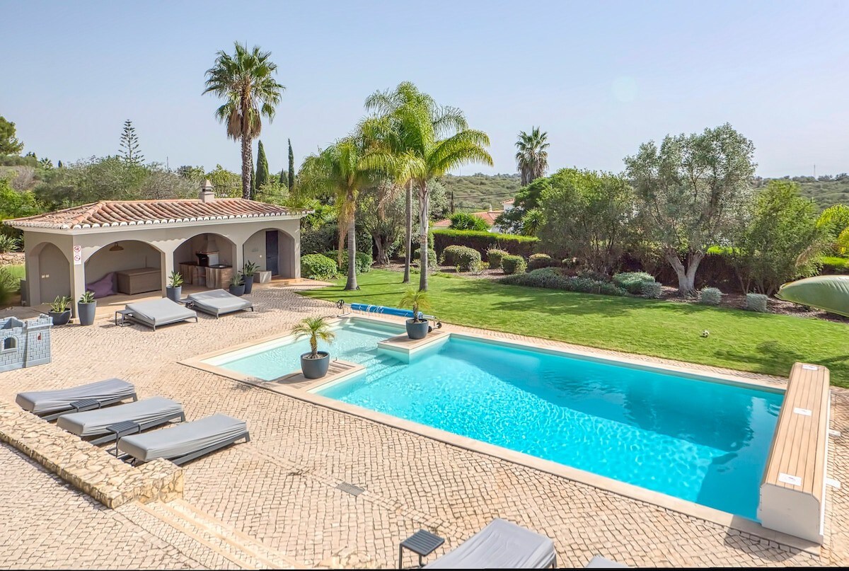 Family villa with large heated pool and jacuzzi!