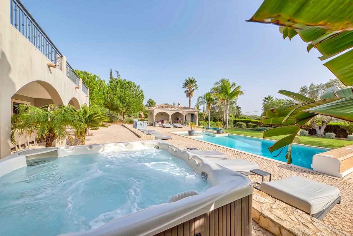 Family villa with large heated pool and jacuzzi!