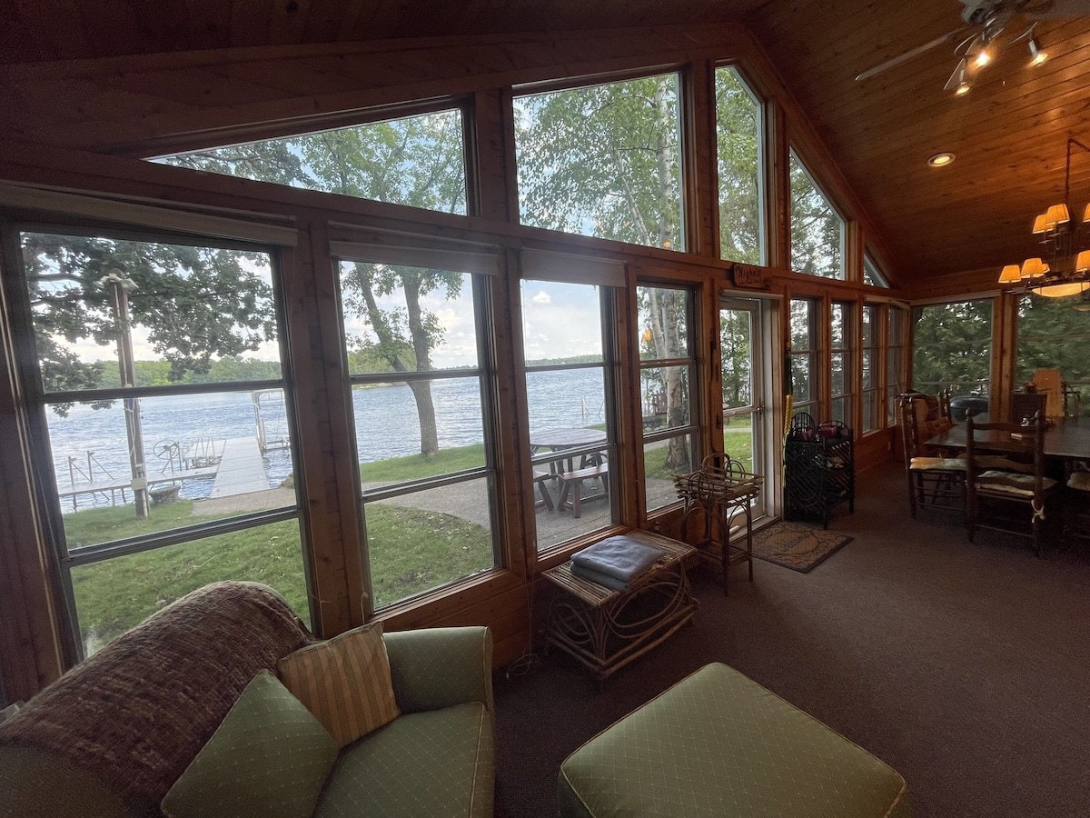 Cozy/cute cabin on the lake with dock