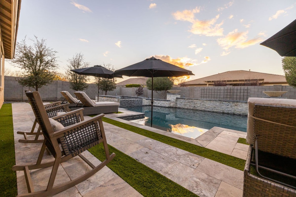 Stunning Monthly Stay: Heated Pool, Spa, Sleeps 14