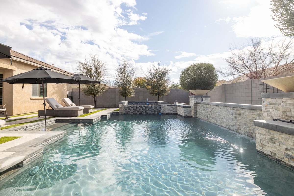 Stunning Monthly Stay: Heated Pool, Spa, Sleeps 14