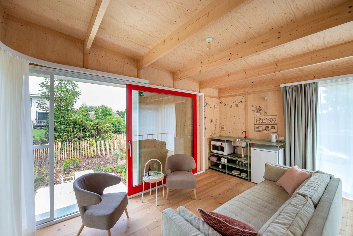 入住舒适的Bazel村庄的木制微型住宅