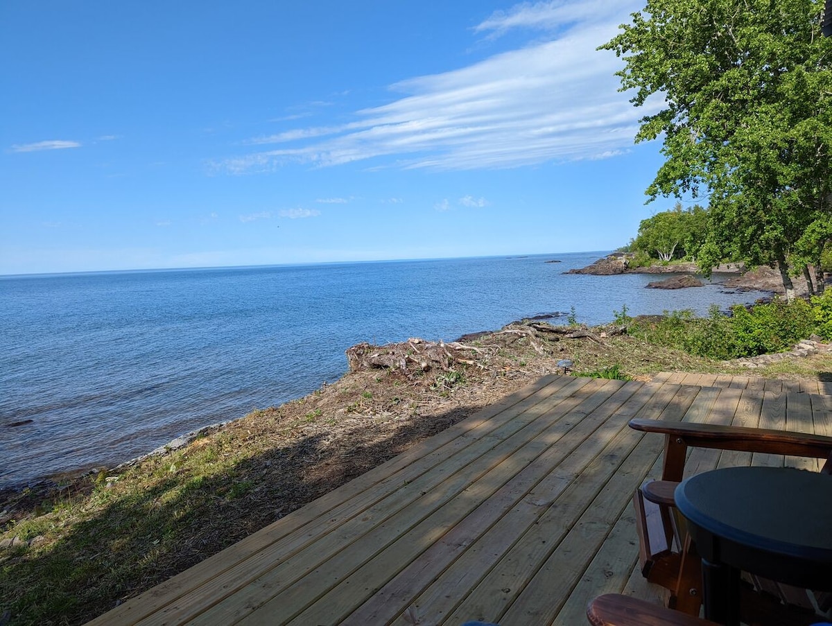 Sunrise Cove Cottage - 20 ft from Lake Superior