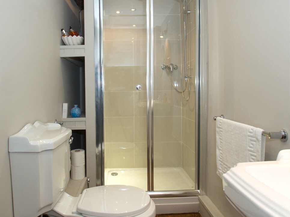 Deluxe Twin Ensuite with Shower & Garden View The