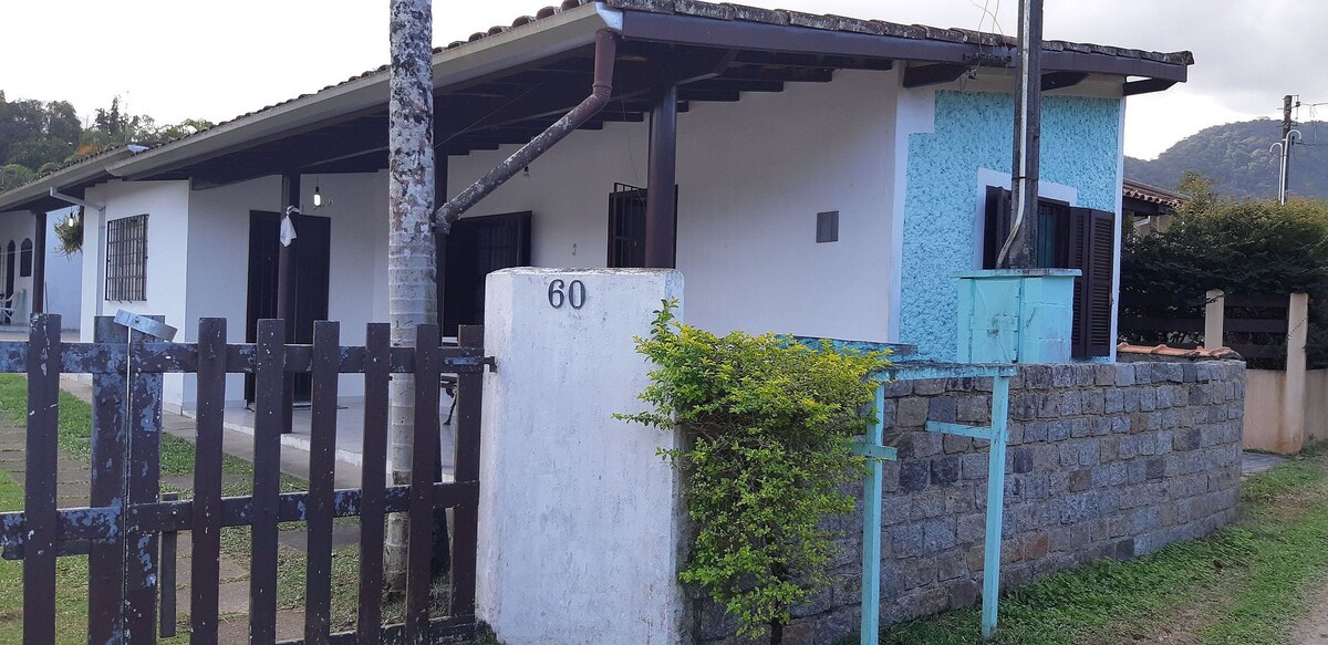 0128.00 - Maranduba - Casa - 2 Dormitórios - 06 Pessoas - 150M Do Mar