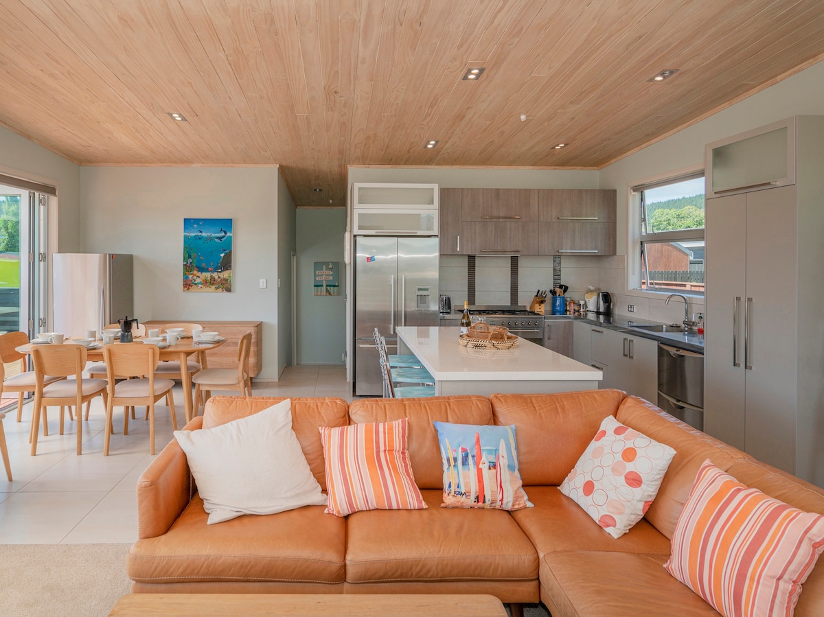 Castaway Bach - Whangamata Holiday Home