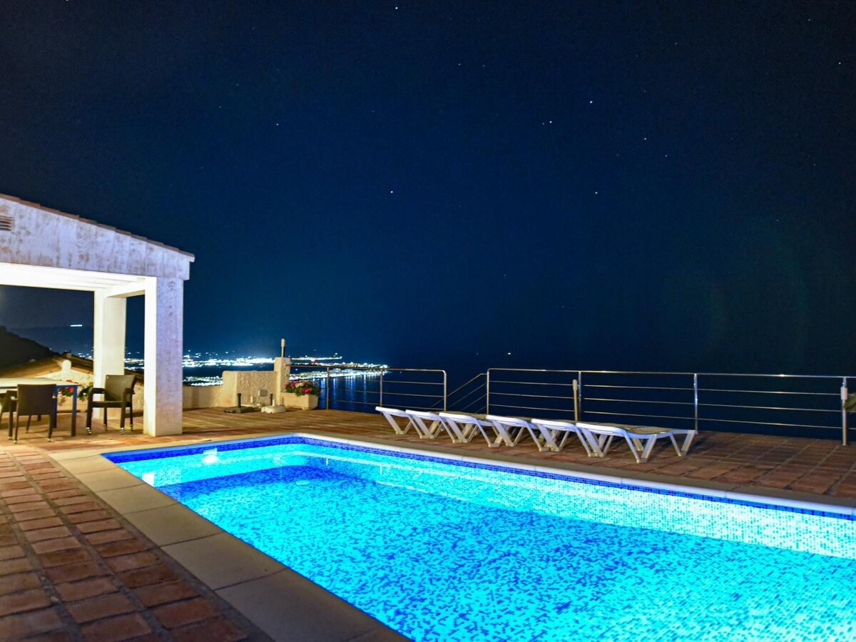 Alfamar 72.豪华别墅，可欣赏恒温泳池和海景。
