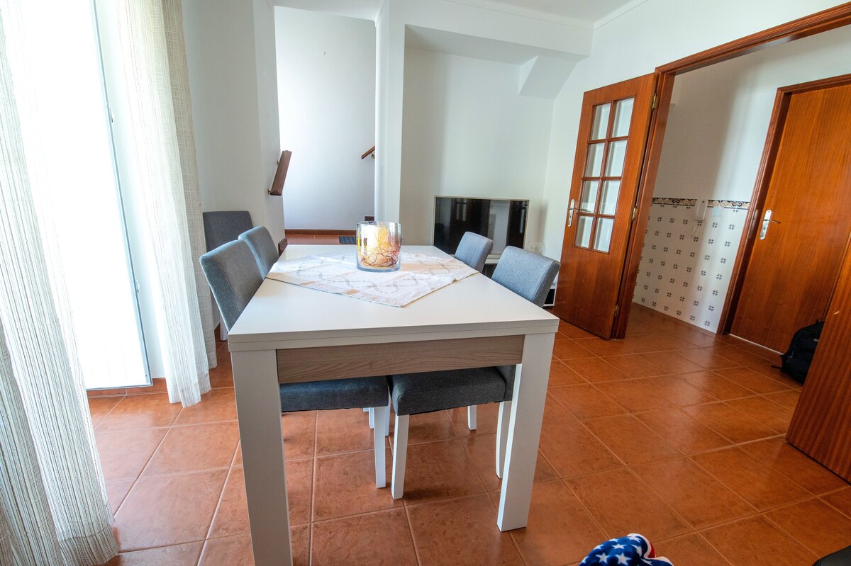 Nazaré的4卧室房源，距离海滩20米，可欣赏海景、阳台和无线网络