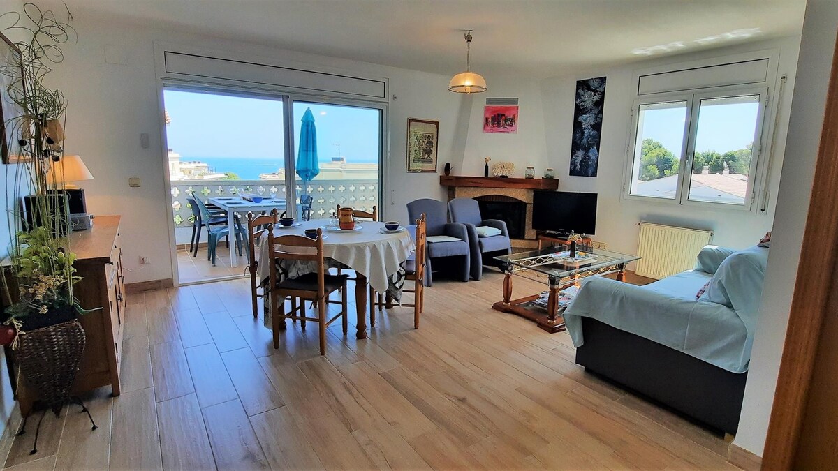 FENER DE BAIX 4 Fantastic apartment with pool and see views.