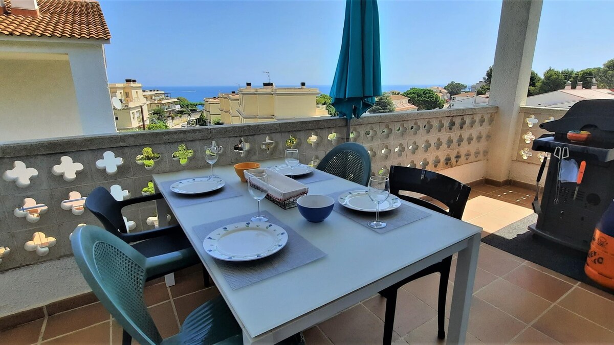FENER DE BAIX 4 Fantastic apartment with pool and see views.