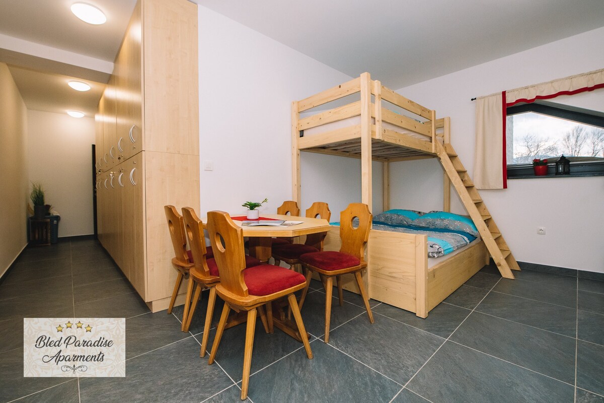 位于布莱德（ Bled ）的宿舍房间，带共用卫生间的单人床