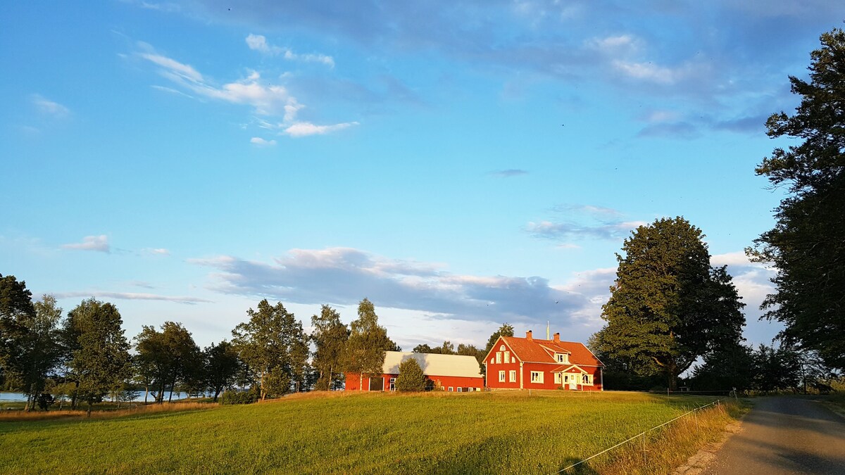 Holiday house with panoramic view of the lake Bolmen