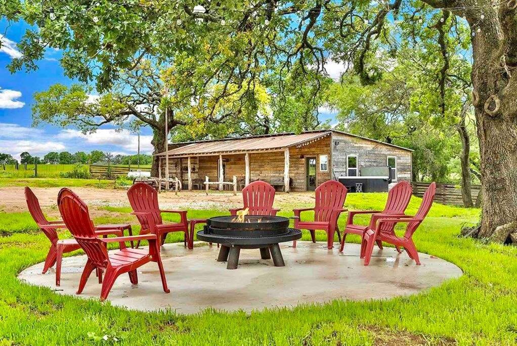 Ranch Haus with Hot Tub, Fire Pit & Vineyard View