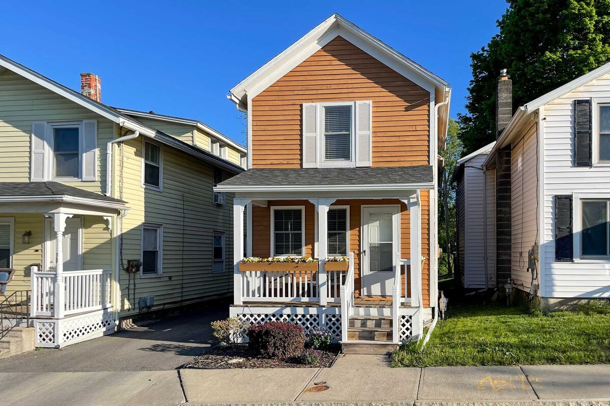 Cozy Finger Lakes Abode in Downtown Canandaigua!