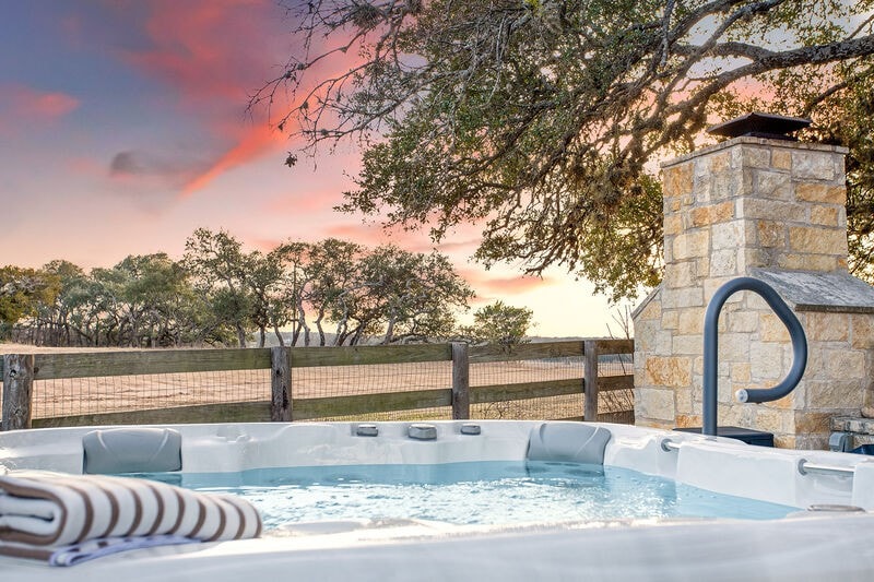 Flint River | Sleeps 12 | Hot Tub