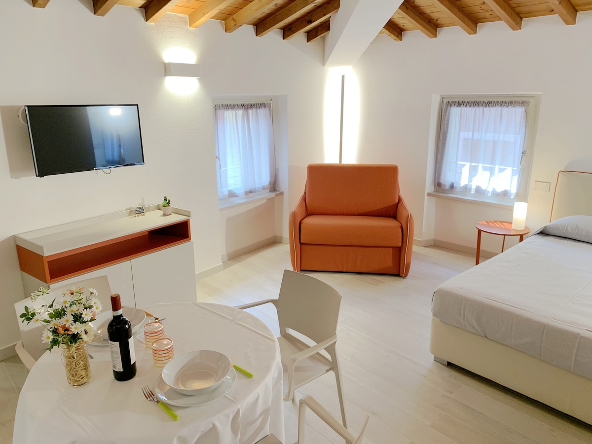 Ca 'Gabri & Cici, studio apartment BRIAN, up to 3 people, with exposed beams, in the historic center