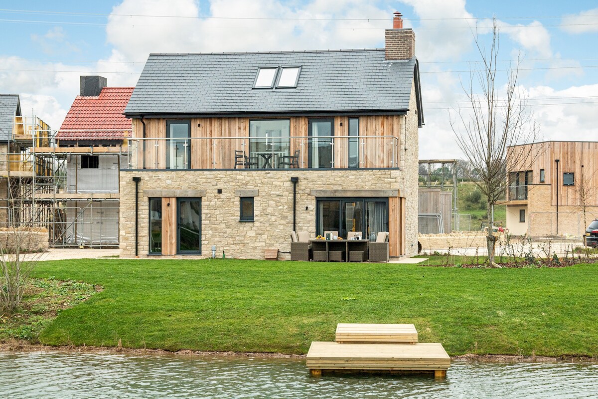 Family Friendly lakeside property in a nature reserve. Skyfall (OI21)