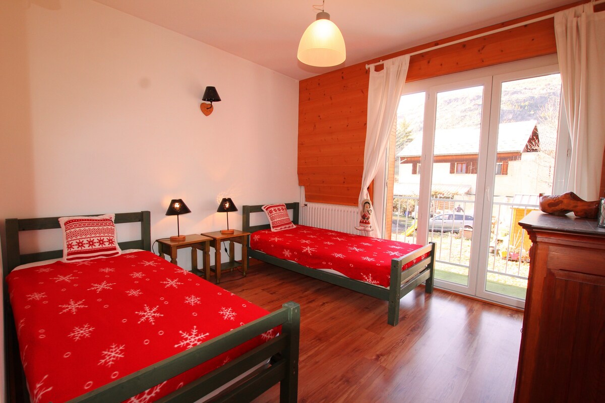 Appartement for 6 ppl. with garden at Briançon