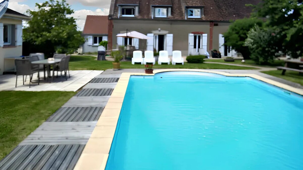 可供11人入住的别墅，配备游泳池，位于埃尔沃维尔