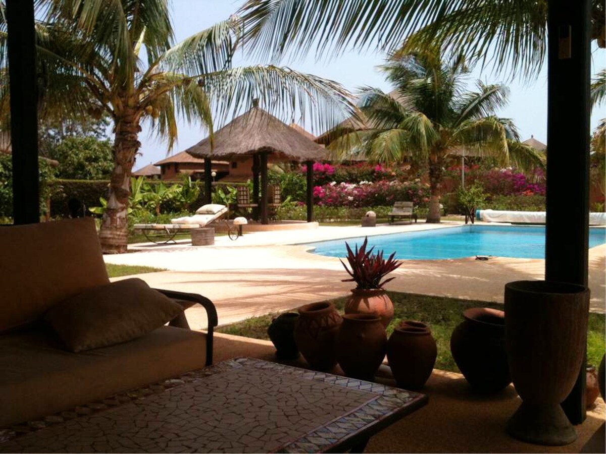 Villa 500 m away from the beach with swimming-pool