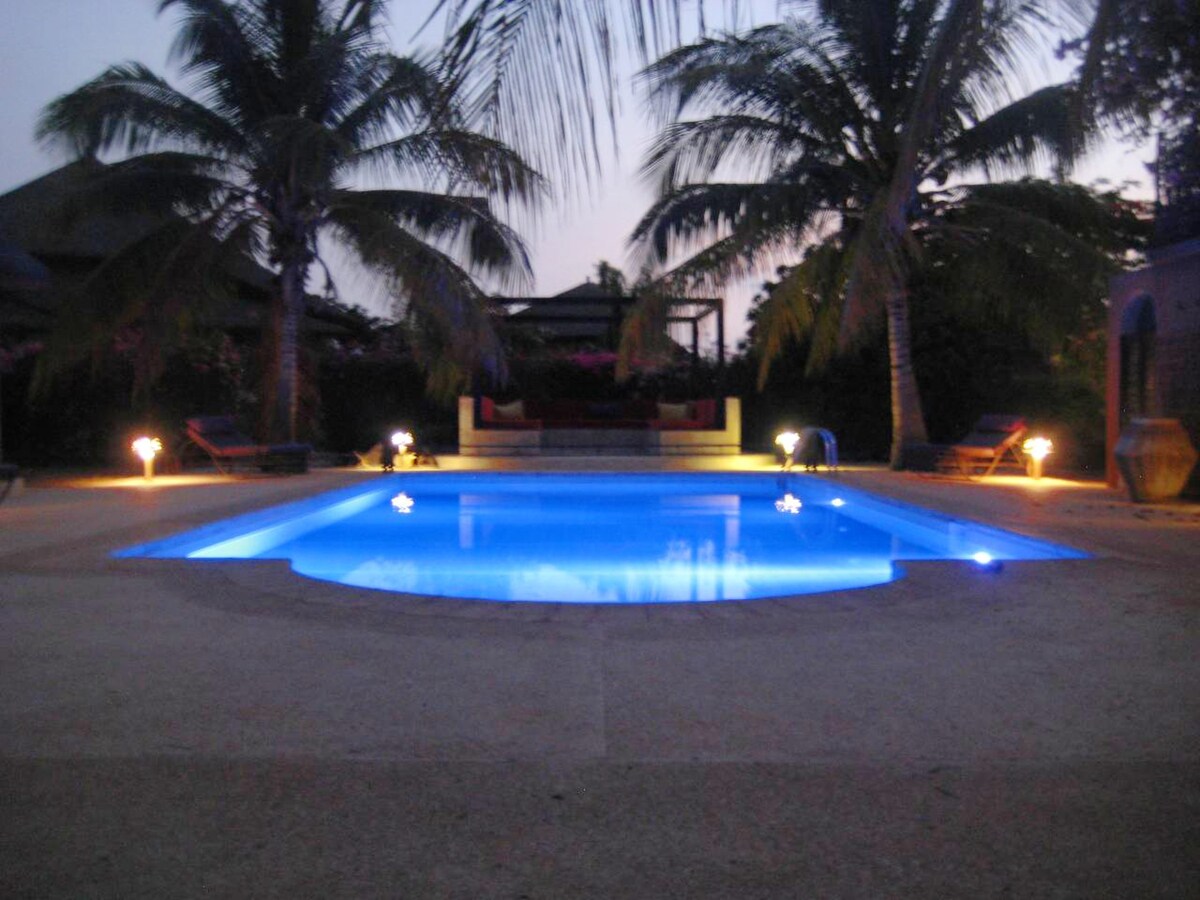 Villa 500 m away from the beach with swimming-pool