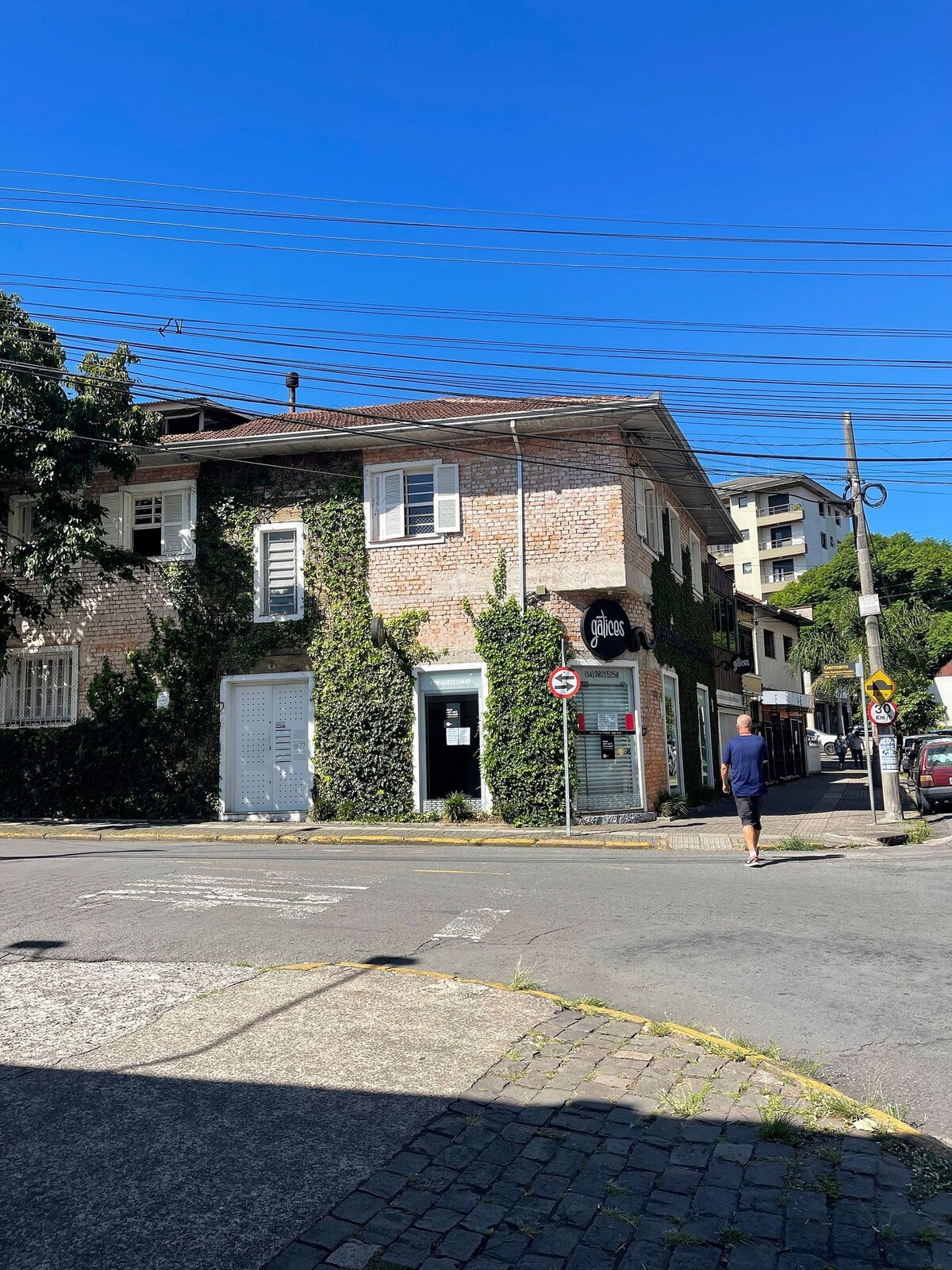 (C22) Esquina Germano. Apto grande e charmoso.