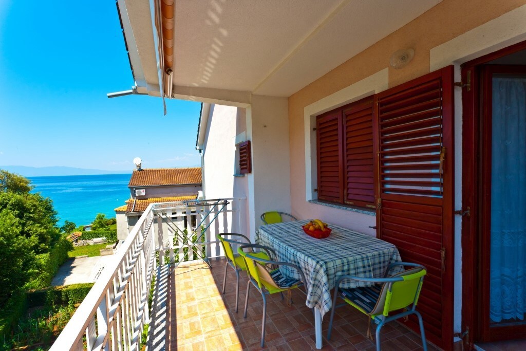 Beautiful beachside apartments Katic / Beautiful second floor apartment with sea view