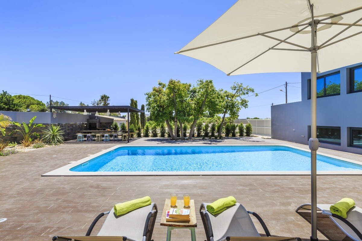 Apartement for 2 ppl. with shared pool at Quelfes
