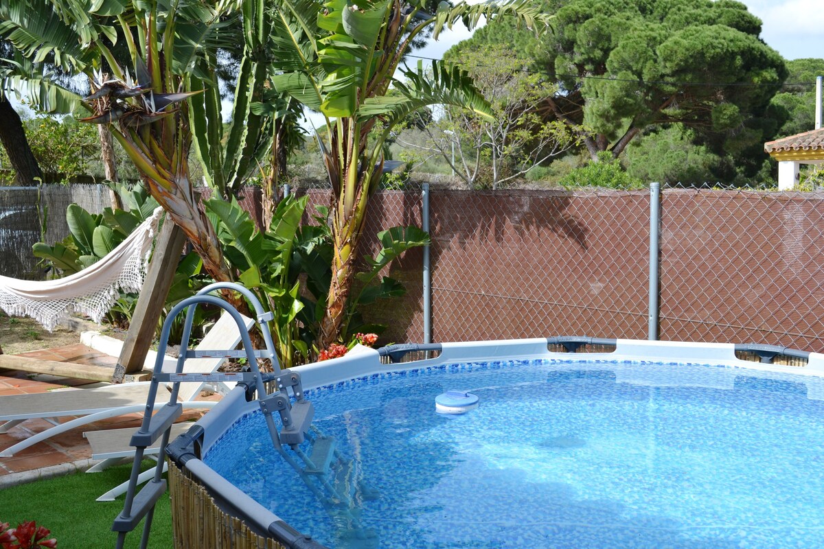 House 14 km away from the beach with swimming-pool