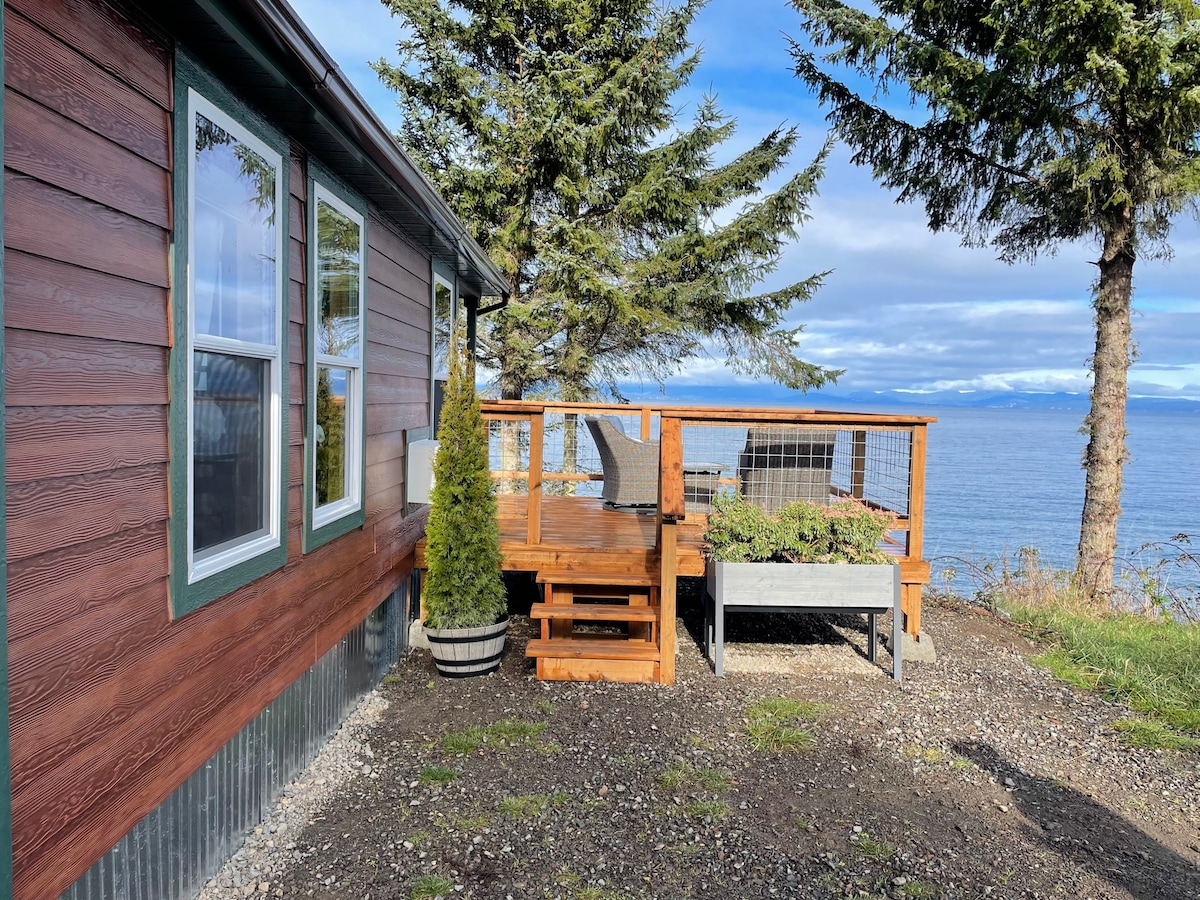 西北地区威士忌溪海滩的漂流木乡村小屋