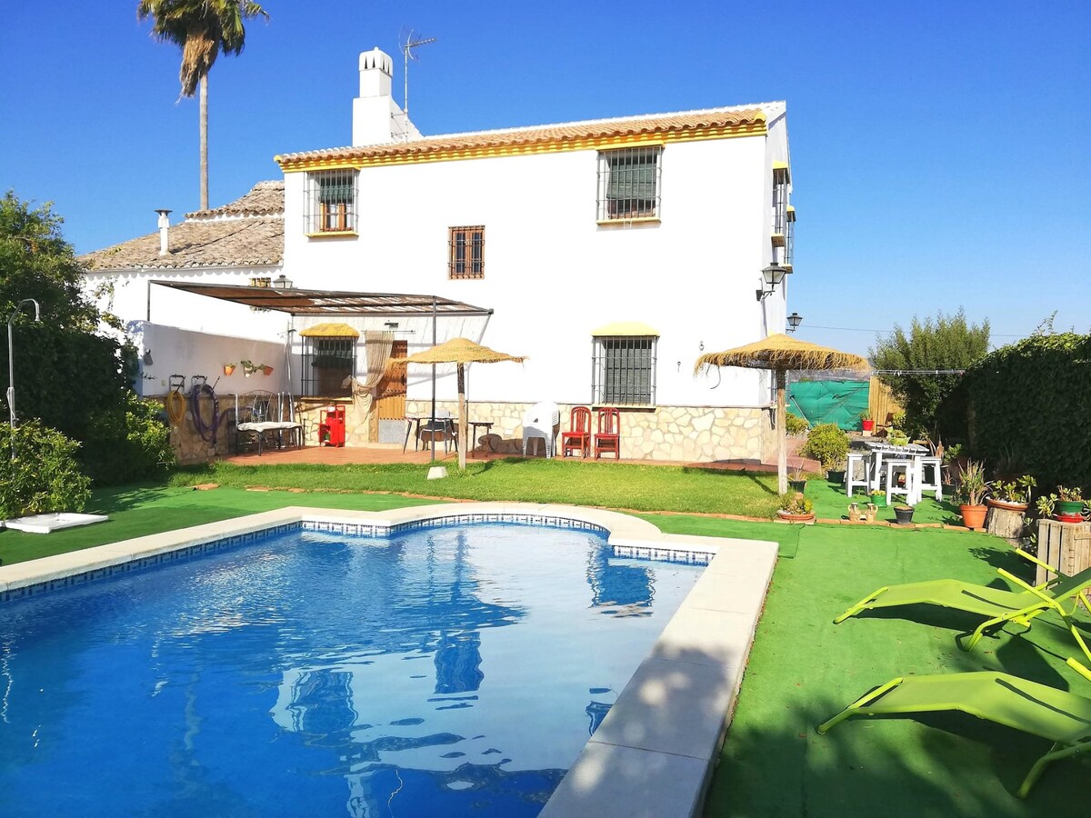 Villa for 13 ppl. with swimming-pool at Antequera