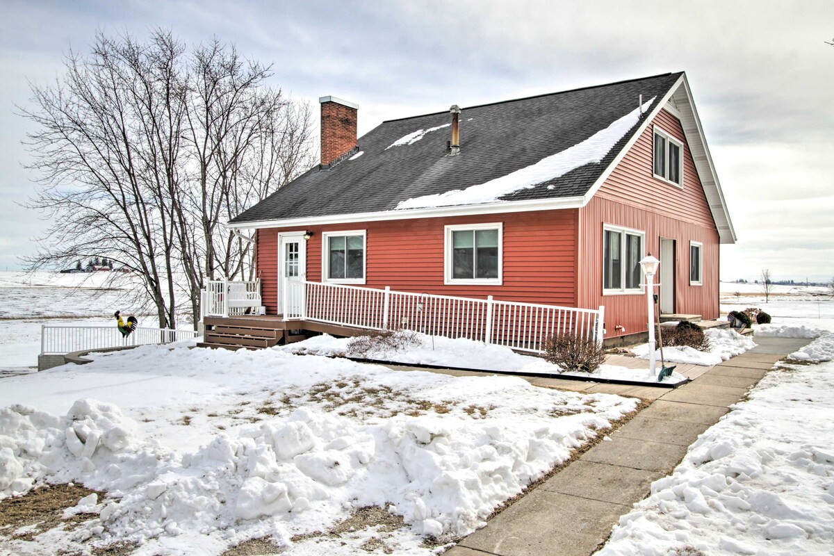 Cozy Postville Retreat w/ Fireplaces & Yard!