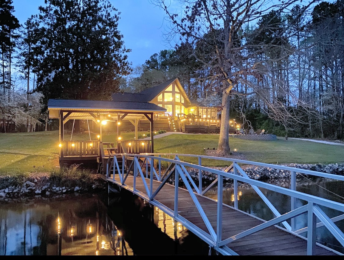 Lake Keowee Retreat w/Private Dock and Boat Ramp