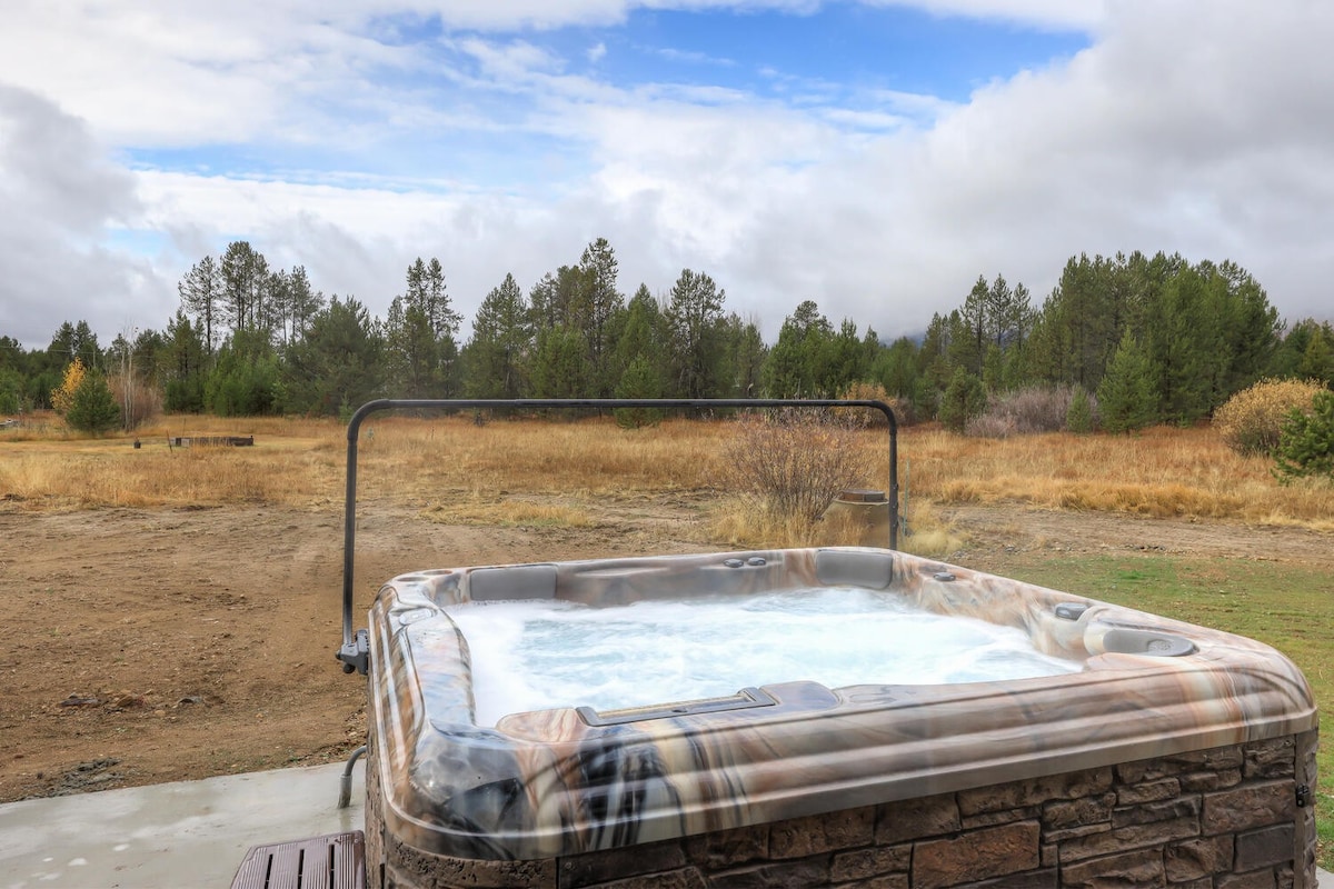 NEW in 2021! Beautiful Donnelly Cabin with Hot Tub